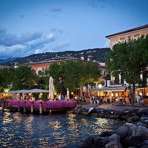 https://hotel-del-porto-torri-del-benaco.hotelinveneto.com